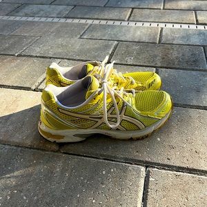 Women’s running shoes